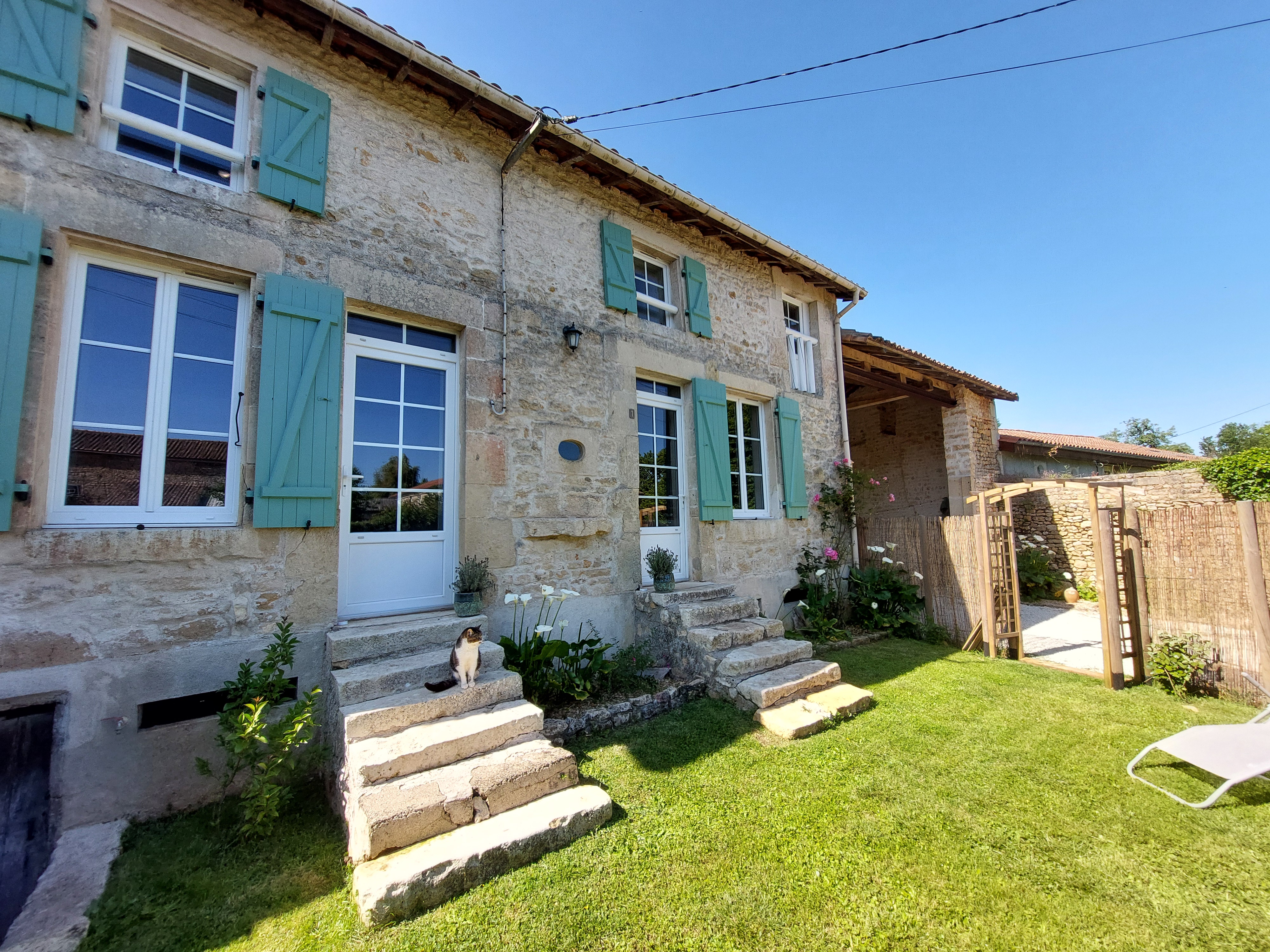 Gîte O'Vert Tige - Sauzé-Vaussais - devant maison